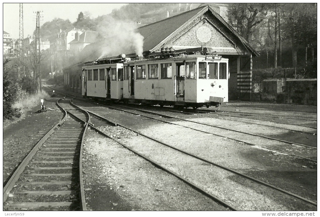 PHOTOGRAPHIE  TRAMWAYS A LA GARE DE BOUILLON EN 1955 LIGNE PALISEUL BOUILLON - Autres & Non Classés