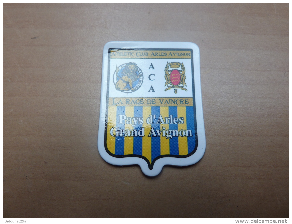 Magnet Logo Club De Football "ATHLETIC CLUB ARLES AVIGNON - ACA - LA RAGE DE VAINCRE - Pays D'Arles Grand Avignon" 4x3cm - Magnets