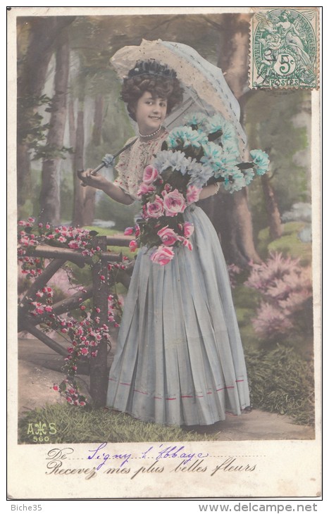 CPA FANTAISIE Theme  Femme Avec Bouquet De Fleurs Et Ombrelle - Femmes