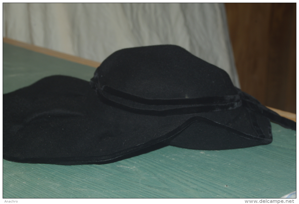 CHAPEAU Ancien MODE 1930  Grand FEUTRE NOIR Plissé RUBAN VELOURS - Hauben, Mützen, Hüte