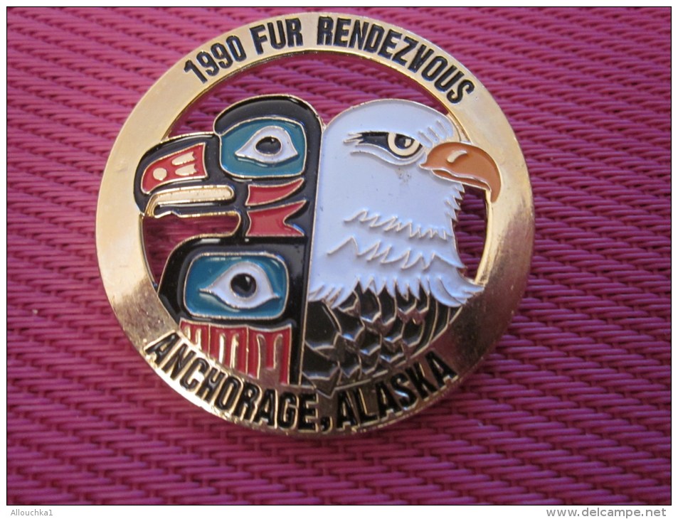 Insigna - Collector Button - Un Aigle - Badge  , Médaille, Insigne Métal émaillé 1980 Fur Rendezvous ANCHORAGE ALASKA - Obj. 'Souvenir De'