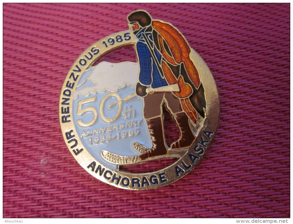 Insigna - Collector Button - Esquimau - Badge  , Médaille, Insigne Métal émaillé Fur Rendezvous ANCHORAGE ALASKA 1985 - Obj. 'Remember Of'