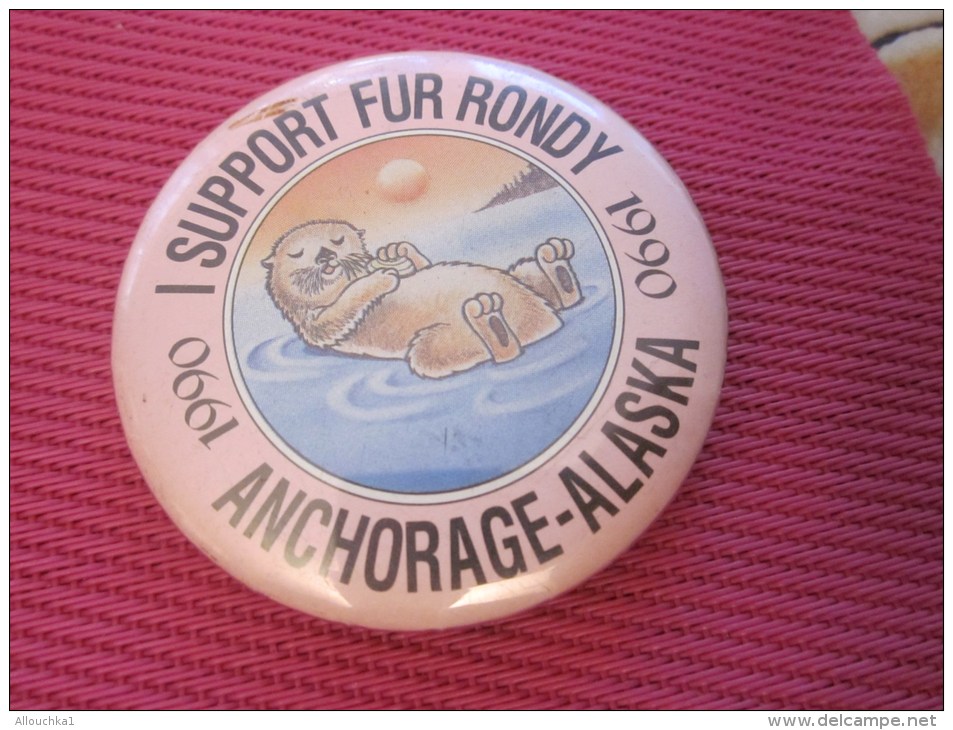 Insigna - Collector Button - Une Loutre - Badge ,Médaille,insigne Tôle émaillée Support Fur Rondy ANCHORAGE ALASKA 1990 - Obj. 'Remember Of'