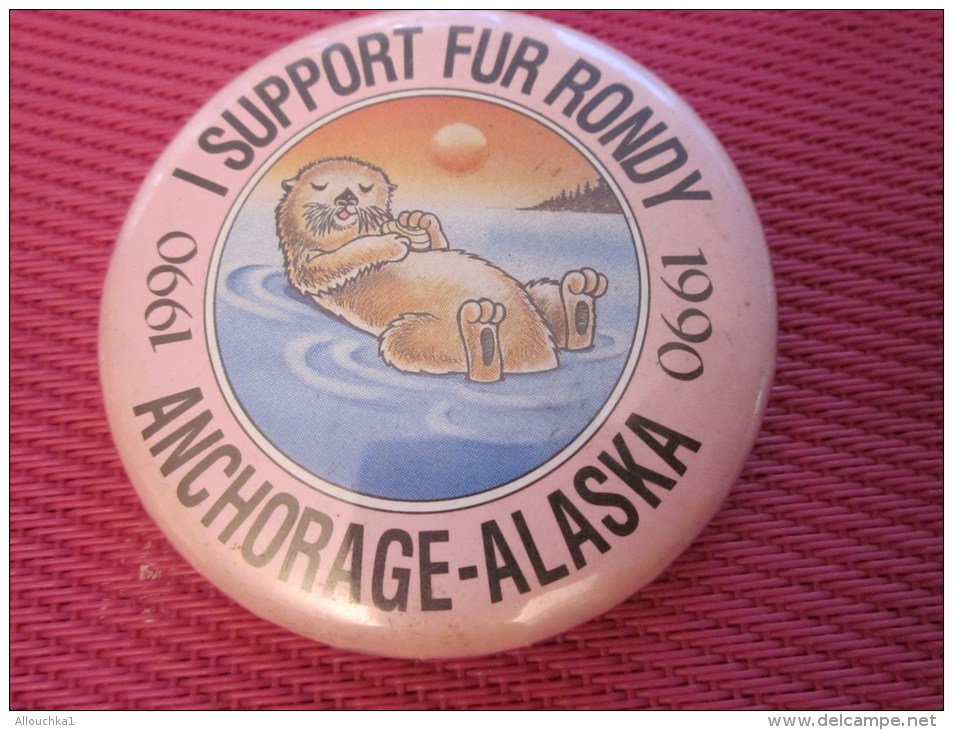 Insigna - Collector Button - Une Loutre - Badge ,Médaille,insigne Tôle émaillée Support Fur Rondy ANCHORAGE ALASKA 1990 - Obj. 'Remember Of'