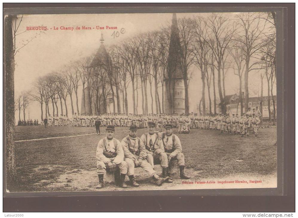 BERGUES LE CHAMP DE MARS UNE PAUSE   MILITAIRE - Bergues