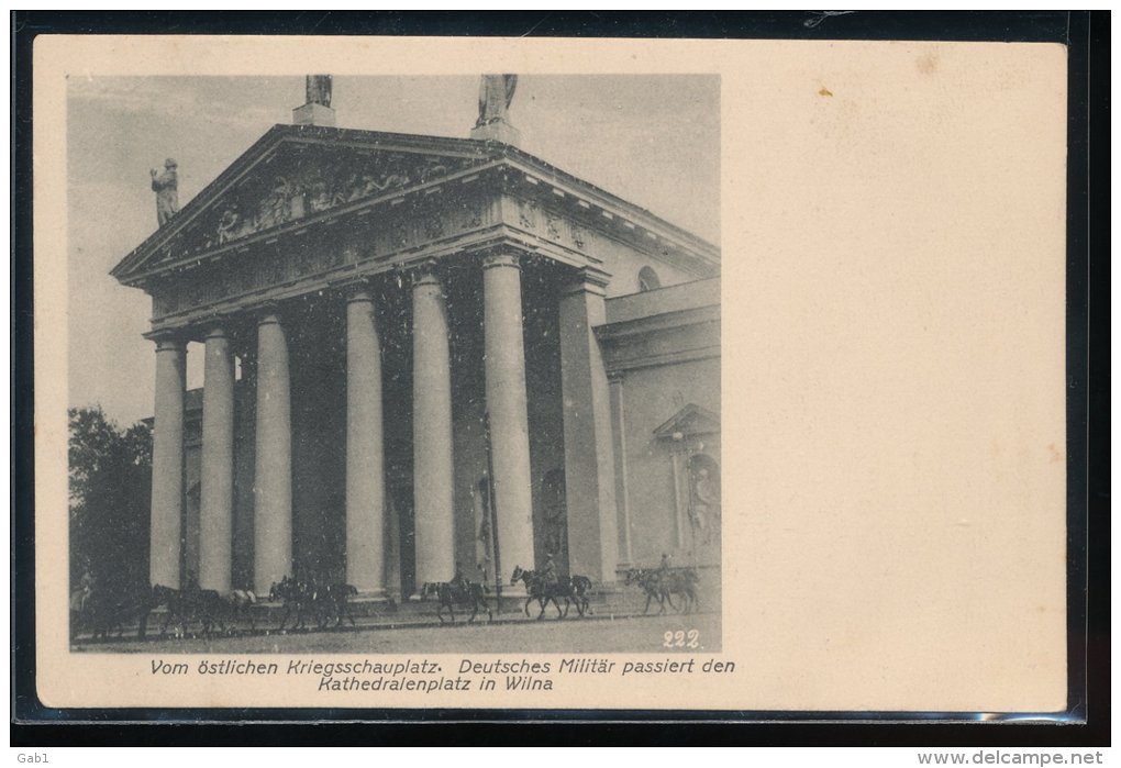 Vom Ostlichen Kriegsschauplatz . --  Deutsches Militar Passiert Den Rathedralenplate In Wilna - Litauen