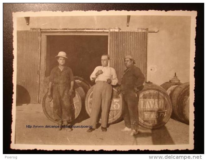 PHOTO 11X8 De 1935 - ENTREPRISE LAVAU TUNIS - 3 HOMMES DEVANT DES TONNEAUX - Tirage D'époque - Tunisie Tunisia - Professions