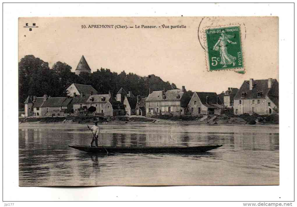 Apremont Sur Allier Vue Sur Les Berges Le Quai La Tour Du Chateau Et Le Bateau Passeur Canton La Guerche Sur 'Aubois - La Guerche Sur L'Aubois