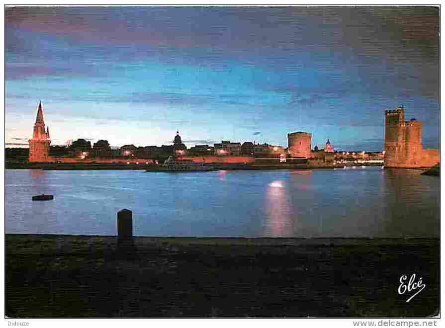 17 - La Rochelle - L'entrée Du Port La Nuit - Voir Scans Recto-Verso - La Rochelle