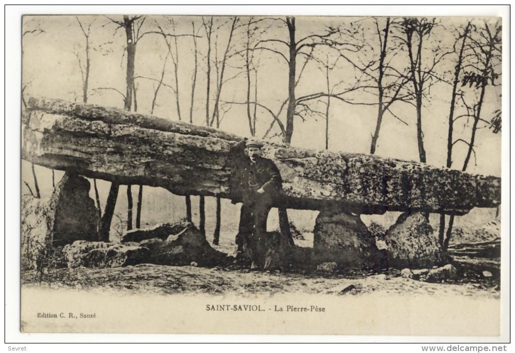 SAINT-SAVIOL. -  La Pierre-Pèse - Dolmen & Menhire