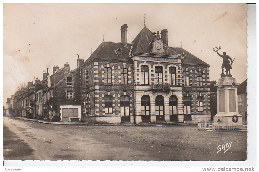 Cpsm 61 PUTANGES - Place Du Marché Et Rue Aristide Briand - D18 800 - Putanges