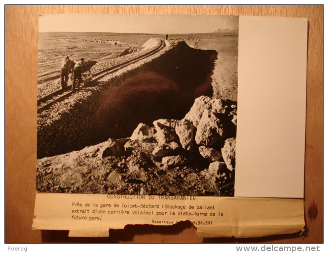 PHOTO ALGERIE 18X12 Années 1940 - CONSTRUCTION DU TRANSSAHARIEN PRES GARE COLOMB BECHARD - TIRAGE D'EPOQUE - Sahara - Places