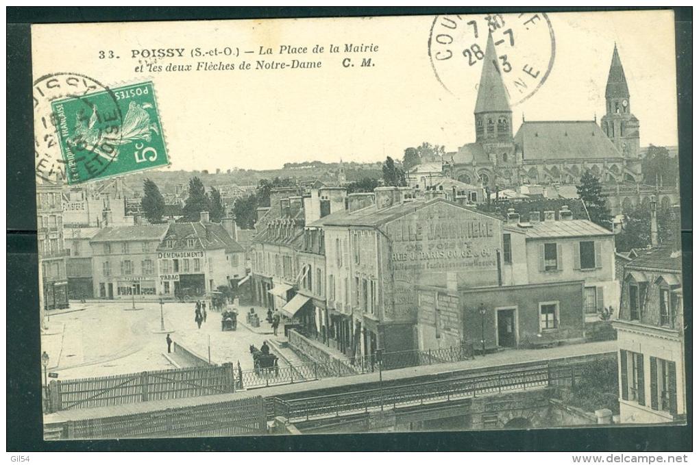 POISSY - La Place De La Mairie Et Les Deux Flèches De Notre Dame    - Abp129 - Poissy