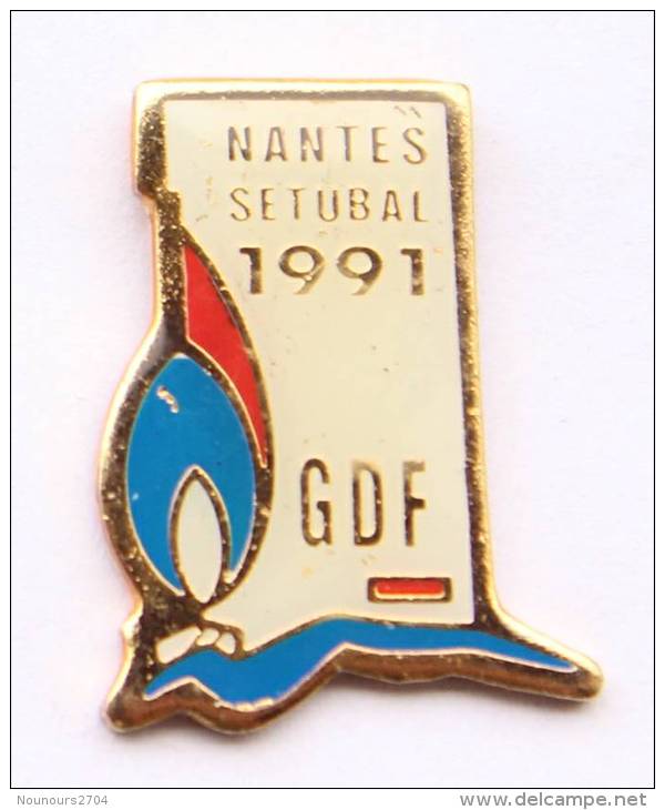 Pin's GDF - NANTES (44) - SETUBAL 1991 - La Flamme - Stadium - C990 - EDF GDF