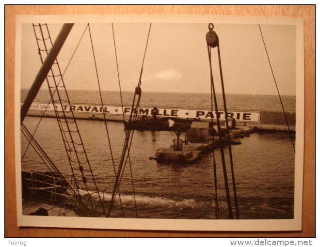 PHOTO ANNEES 1940 - ALGERIE PORT D'ORAN TRAVAIL FAMILLE PATRIE MARINE MARCHANDE FRANCAISE PETAIN PROPAGANDE époque 12X18 - Places