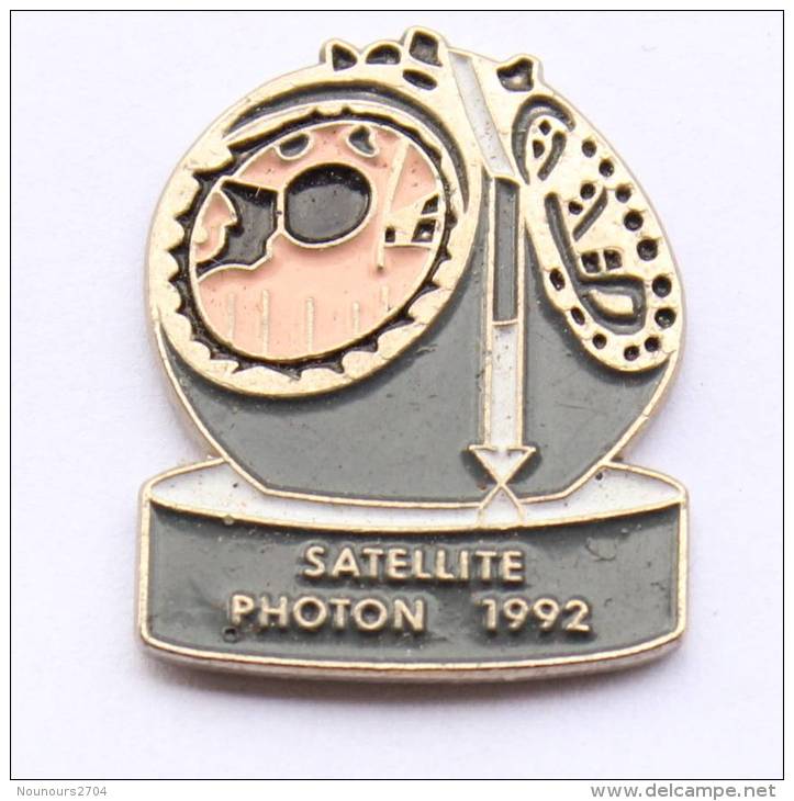 Pin's  SATELLITE PHOTON 1992 - C1012 - Raumfahrt