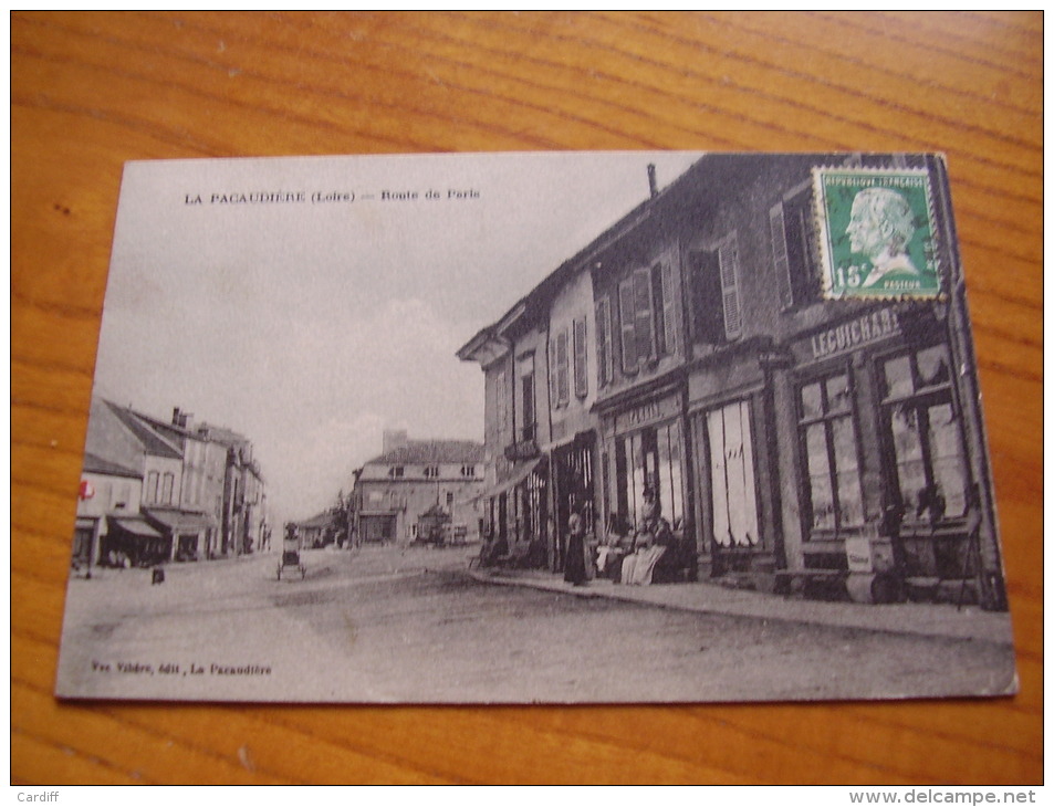 4 Femmes Devant Chez Perrin, Librairie Leguichard, Journal Le Matin...route De Paris à La Pacaudière Dans La Loire - La Pacaudiere