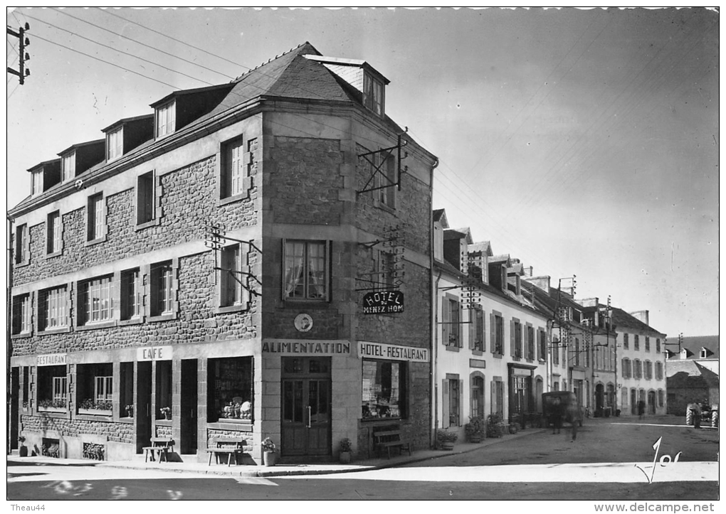 ¤¤  -  165  -  PLOMODIERN  -  L'Hôtel Du Menez-Hom Et Les Maisons De La Place De L'Eglise  -  ¤¤ - Plomodiern