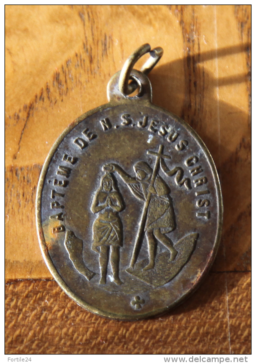 Rare Médaille Catholique Nativité Et Baptème Du Christ. Bronze 30mm X 23mm - Religion & Esotérisme