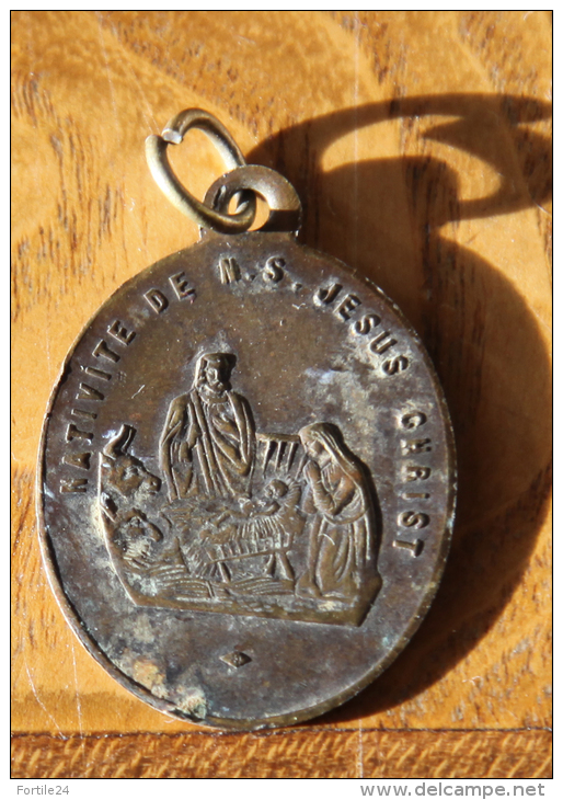 Rare Médaille Catholique Nativité Et Baptème Du Christ. Bronze 30mm X 23mm - Religion & Esotérisme