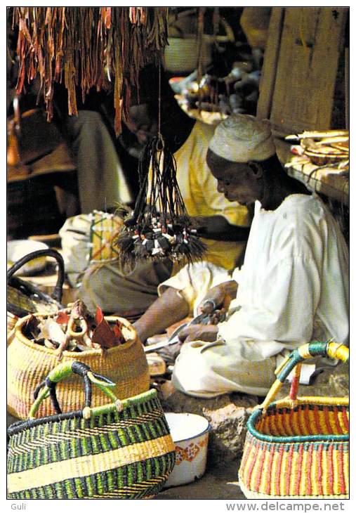 Afrique- (Burkina Faso) HAUTE VOLTA OUAGADOUGOU Habile Artisan Sur Le Marché (Editons :Photo DIAVOLTA 77/350) *PRIX FIXE - Burkina Faso