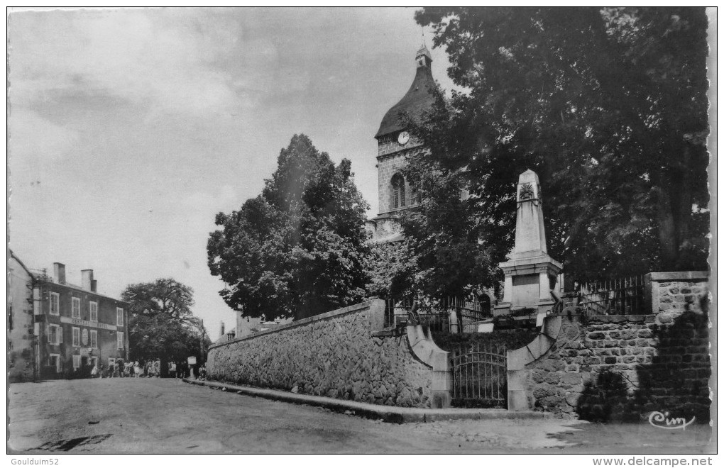 Le Monument Aux Morts - Saint Gervais D'Auvergne