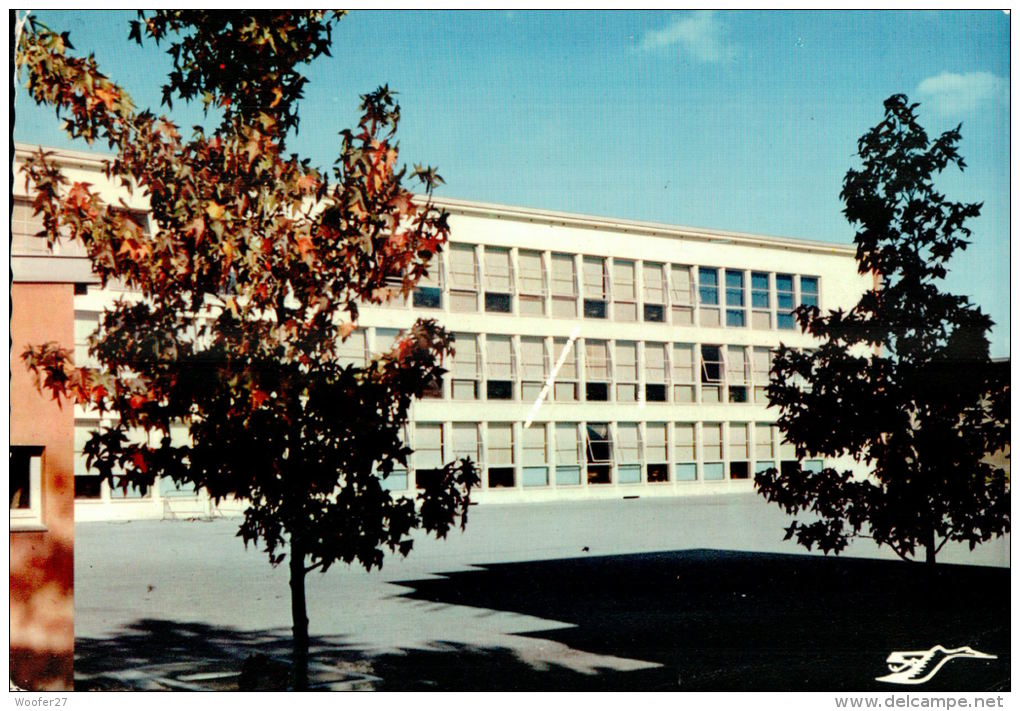 CPSM   VAUX EN VELIN        Le Groupe Scolaire Langevin - Vaux-en-Velin