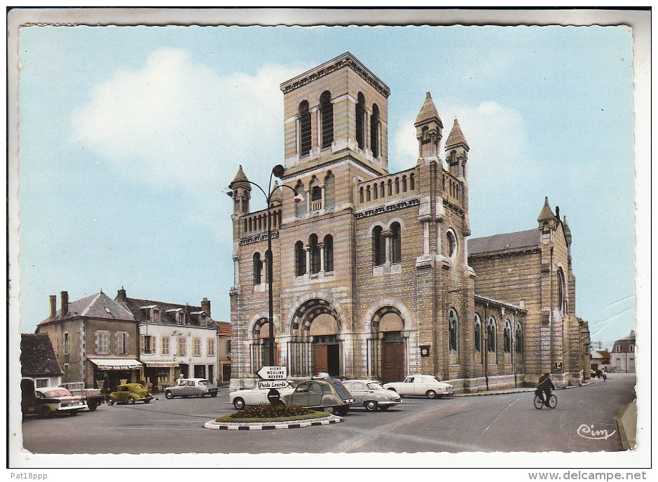 DIGOIN 71 - Place De L'Eglise : Commerces Automobiles 2 CV DS 19 -  Jolie CPSM Dentelée GF (1971) N° 31 - Saône Et Loire - Digoin