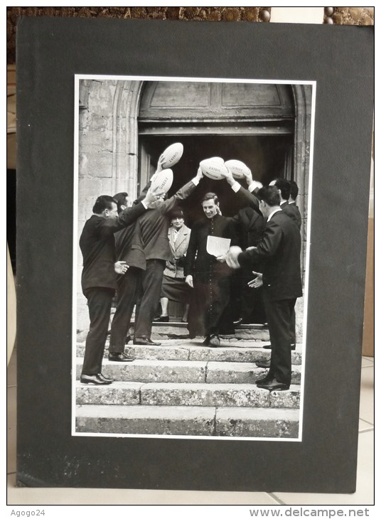 Photo D´Art Originale Et Unique Noir Et Blanc Mariage Rugbyman Prêtre Ballon Rugby Gibert Reims 60/70 JJ Tichit N°1996 - Lieux