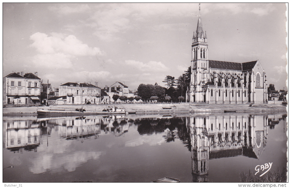 Sable Sur Sarthe Eglise Notre Dame Et La Sarthe Bateau Peniche - Sable Sur Sarthe