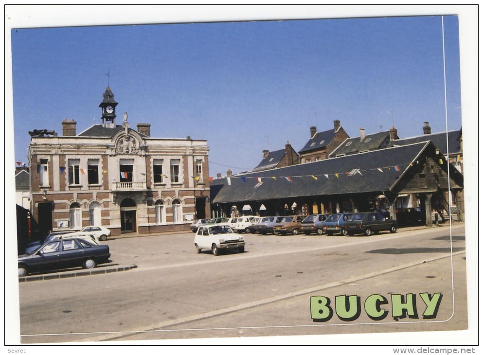 BUCHY  - L'Hôtel De Ville Et Les  Halles  - Nombreuses Voitures  -   CPM - Buchy