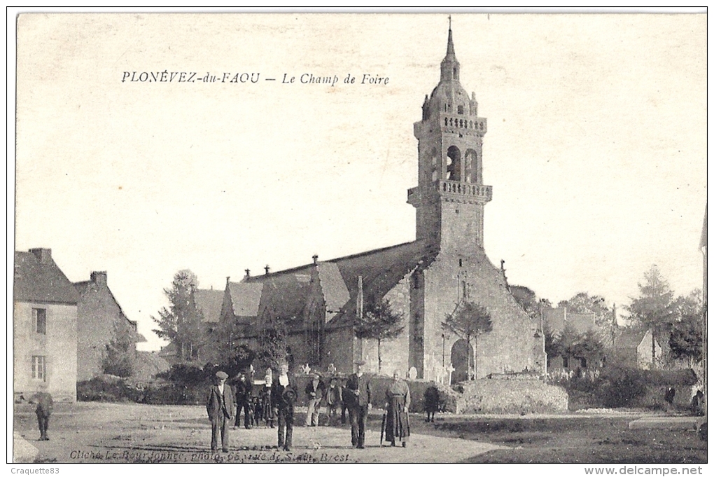 PLONEVEZ-DU-FAOU   LE CHAMP DE FOIRE     BELLE CARTE ANIMEE - Plonevez-du-Faou