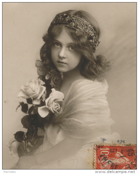 ENFANTS - LITTLE GIRL - MAEDCHEN - Jolie Carte Fantaisie Portrait Fillette Et Fleurs De "Bonne Année" - Abbildungen