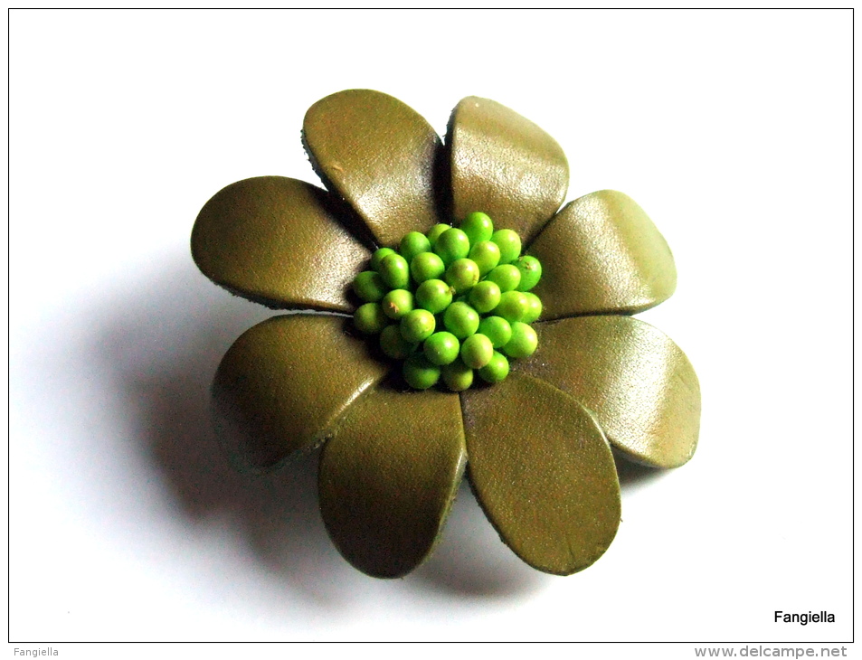 Broche Fleur Vert Kaki En Cuir Véritable  Une Jolie Broche Réalisée Artisanalement.  Diamètre: Environ 45mm - Broches