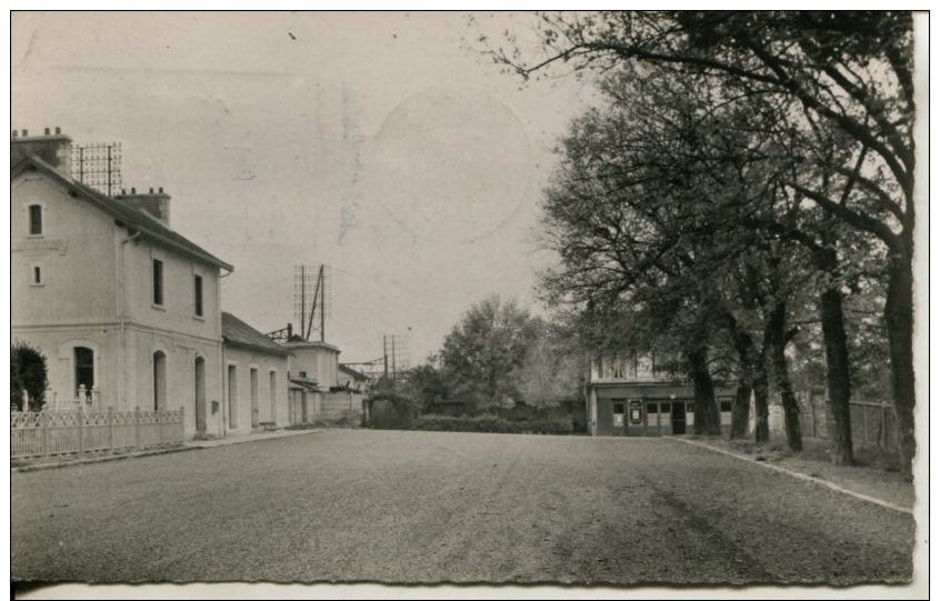 CPSM STE GENEVIEVE DES BOIS-LA GARE - Sainte Genevieve Des Bois