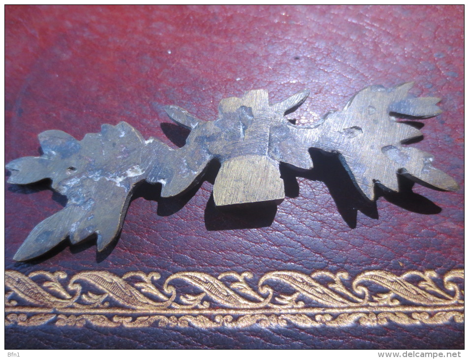 DECORS BRONZE - DEUX BRANCHE EN SAUTOIR SUR SOCLE - VOIR PHOTOS - Bronzes