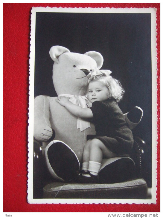 BELGIQUE - SOIGNIES - CARTE PHOTO " Vanderpere De SOIGNIES " - PETITE FILLE ET SON OURS EN GROS PLAN  - Voir Les Scans - Soignies