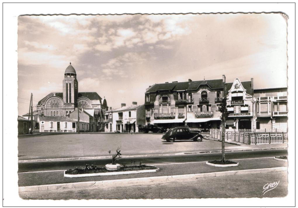 85 Les Sables D'Olonne  Place De Strasbourg Et église Saint Pierre - Sonstige & Ohne Zuordnung