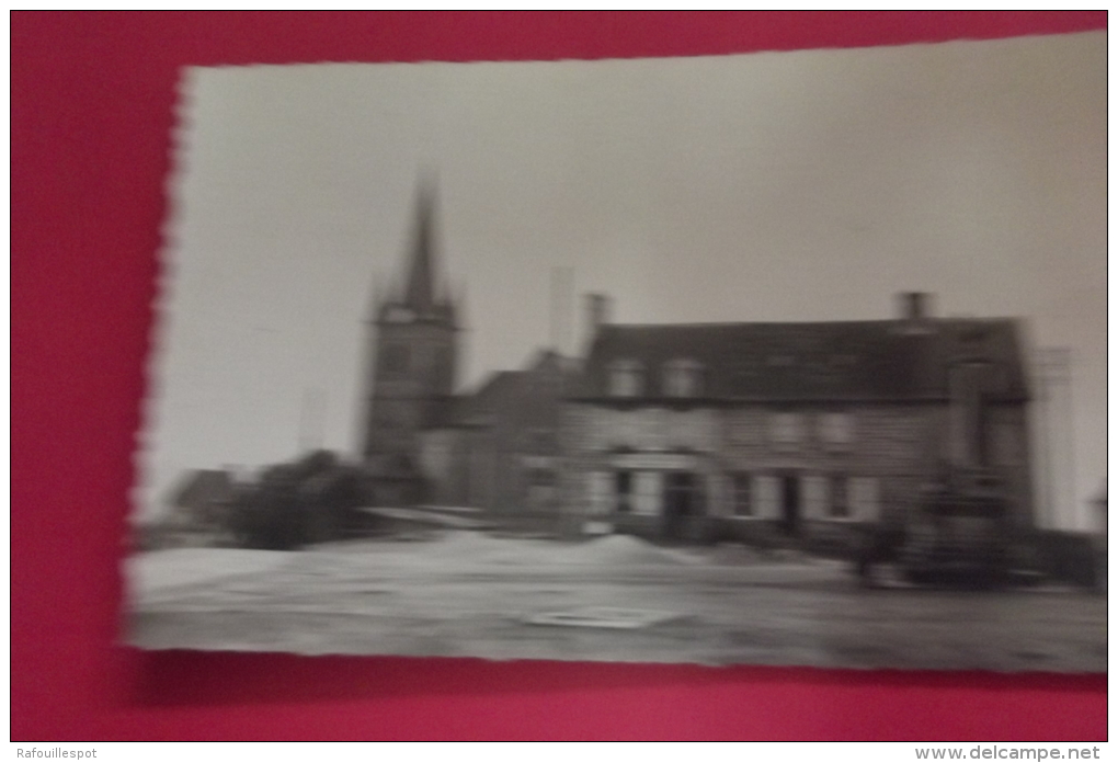 Cp Juvigny Sous Andaine L'eglise Et La Place - Juvigny Sous Andaine