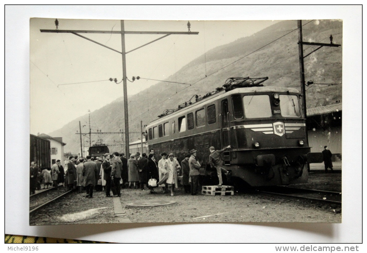 Photo Loco 11403 Ae 6/6 Série 11400 Des SBB-CFF  En Gare De BRIG  Mars 1959  Cliché Schnabel - Gares - Avec Trains