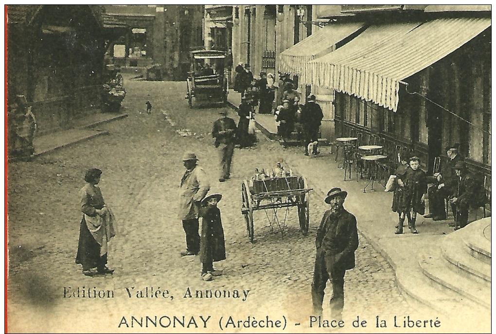 CPA 07 ANNONAY Ardèche - Place De La Liberté (BANQUE Et Café Du Commerce) ° Edition Vallée - Annonay