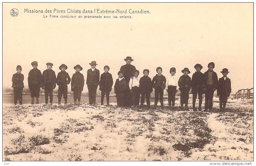 MISSIONS Des Pères OBLATS Dans L´Extrême Nord Canadien Le Frère Coadjuteur En Promenade Avec Les Enfants  (RELIGION - Missions