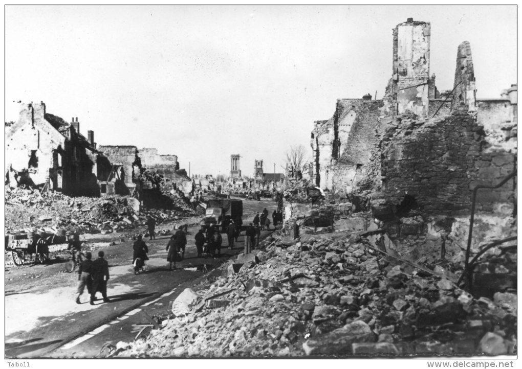 Caen - Rue De Vauxceiles Animée - Ruines Après Bombardement - Caen