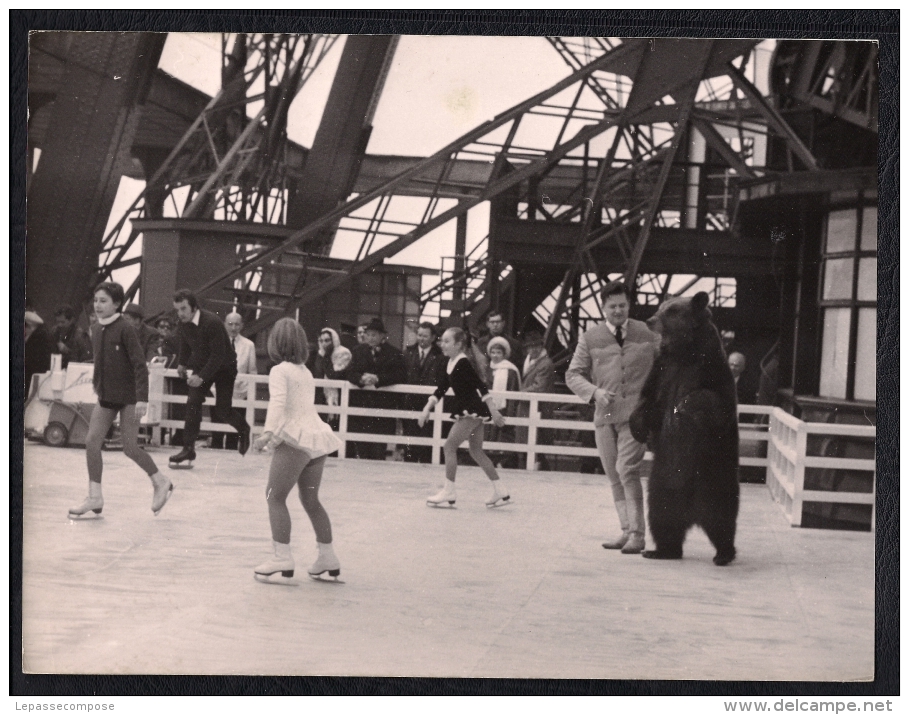 Le montreur d'ours du cirque de Moscou inaugure la patinoire de la Tour Eiffel. Le 02/12/1969, Paris.