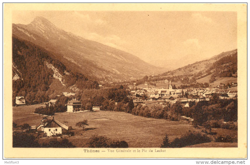 74/CPA - Thones - Vue Générale Et Pic De Lachat - Thônes