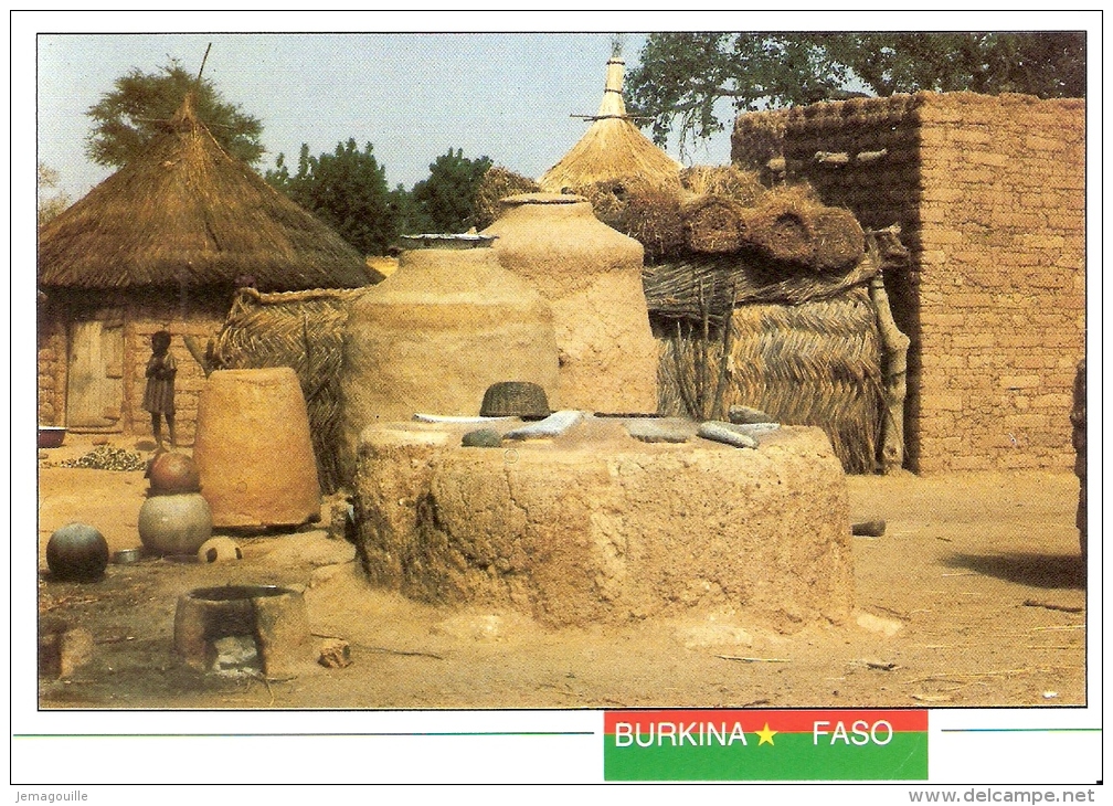 BURKINA FASO - PROVINCE DE SANIMATENGA - Ce Que L'on Peut Voir à L'intérieur D'une Concession Mossi - C-3 - Burkina Faso