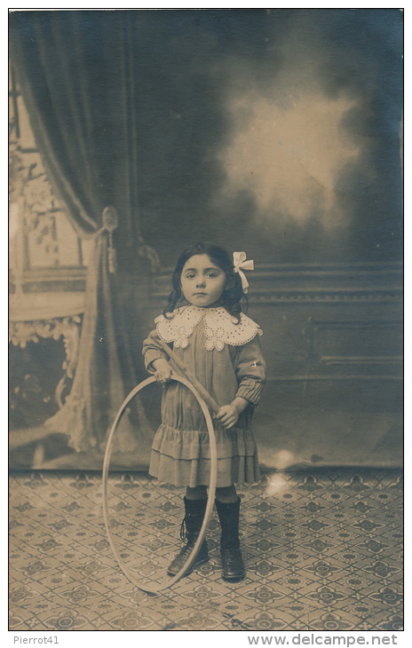 ENFANTS - Jolie Carte Photo Représentant Une Fillette Avec Son Cerceau Réalisée Par Photo. J. CREPIEUX à CAEN - Caen