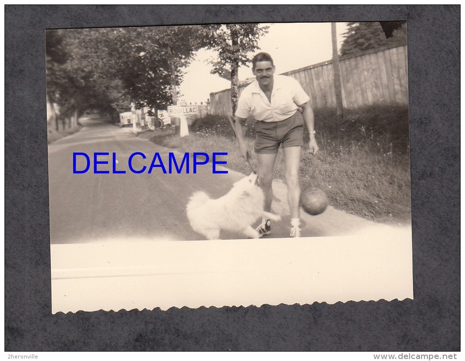 Photo Ancienne - Entrée De ROUILLAC ( Charente ) - Homme Et Son Chien Jouant Au Ballon - Voir Pancarte - Lieux