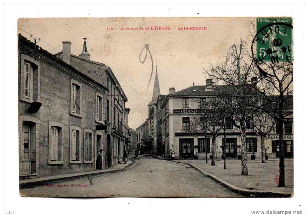 Andrézieux Bouthéon Vue Sur La Place D'Andrezieux Avec Le Grand Cafe Et Le Clocher De L'eglise Ecrite En 1909 - Andrézieux-Bouthéon