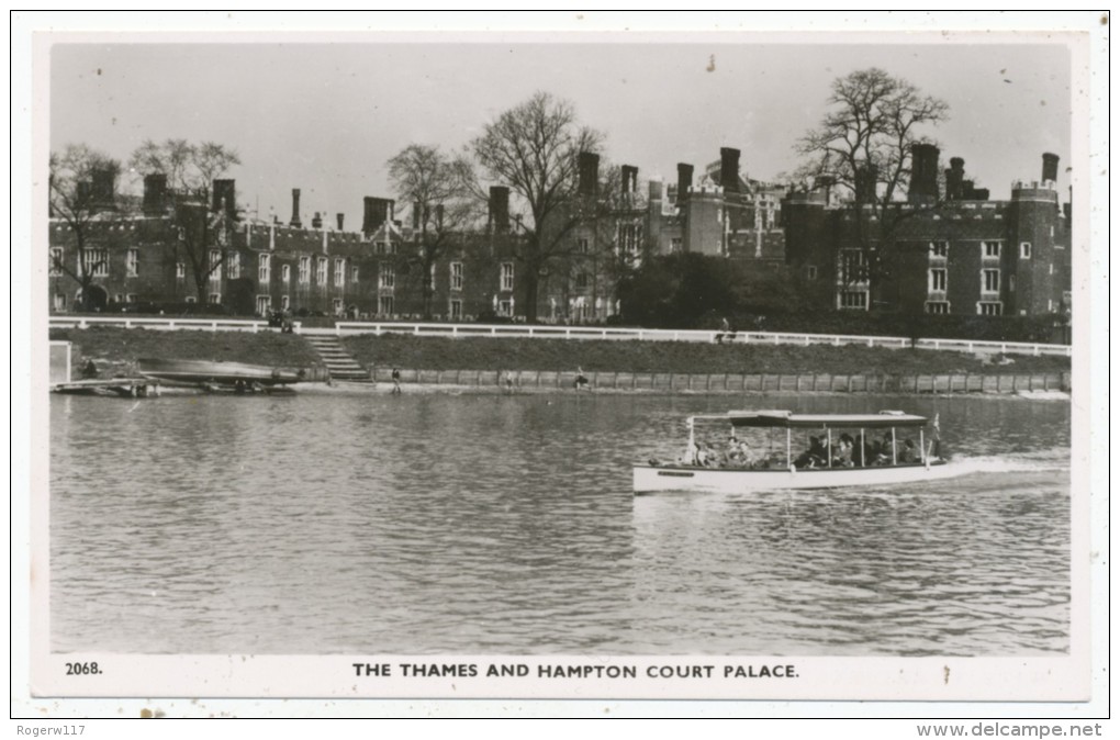 The Thames And Hampton Court Palace - Middlesex